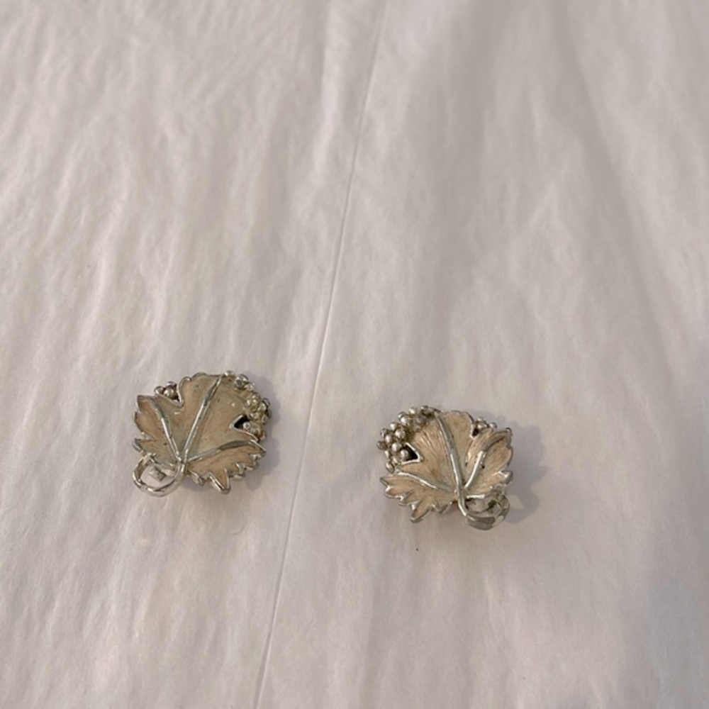 Vintage 1960’s Sarah Coventry leaf earrings